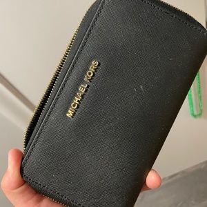Used Michael kors wristlet color black
